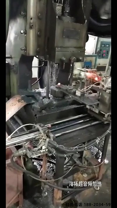 超音频9.1成人免费看片加热设备配合机械传送带对加热铁棒锻造
