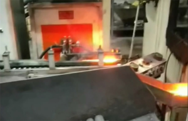 高频9.1成人免费看片加热机 加热后上冲床红冲锻打 人工减少效率高