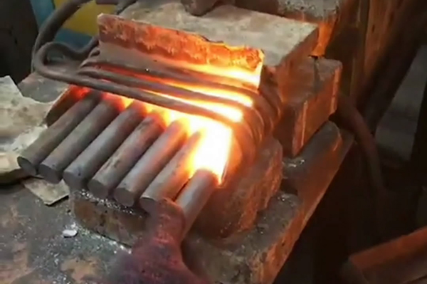 用高频9.1成人免费看片加热机代替火炉加热金属