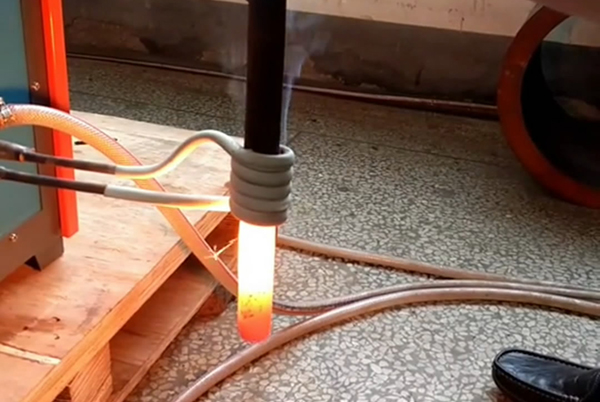 高频9.1成人免费看片加热设备对铁棒加热退火