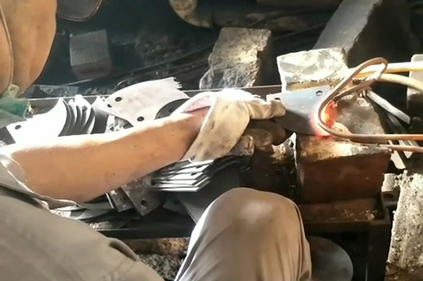 中高频9.1成人免费看片加热设备对刀具淬火生产过程